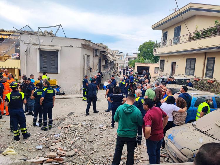 Saviano, crollo palazzina, soccorsi sul luogo della tragedia