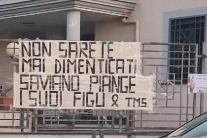 Striscione dei tifosi del Saviano calcio per ricordare le vittime del crollo